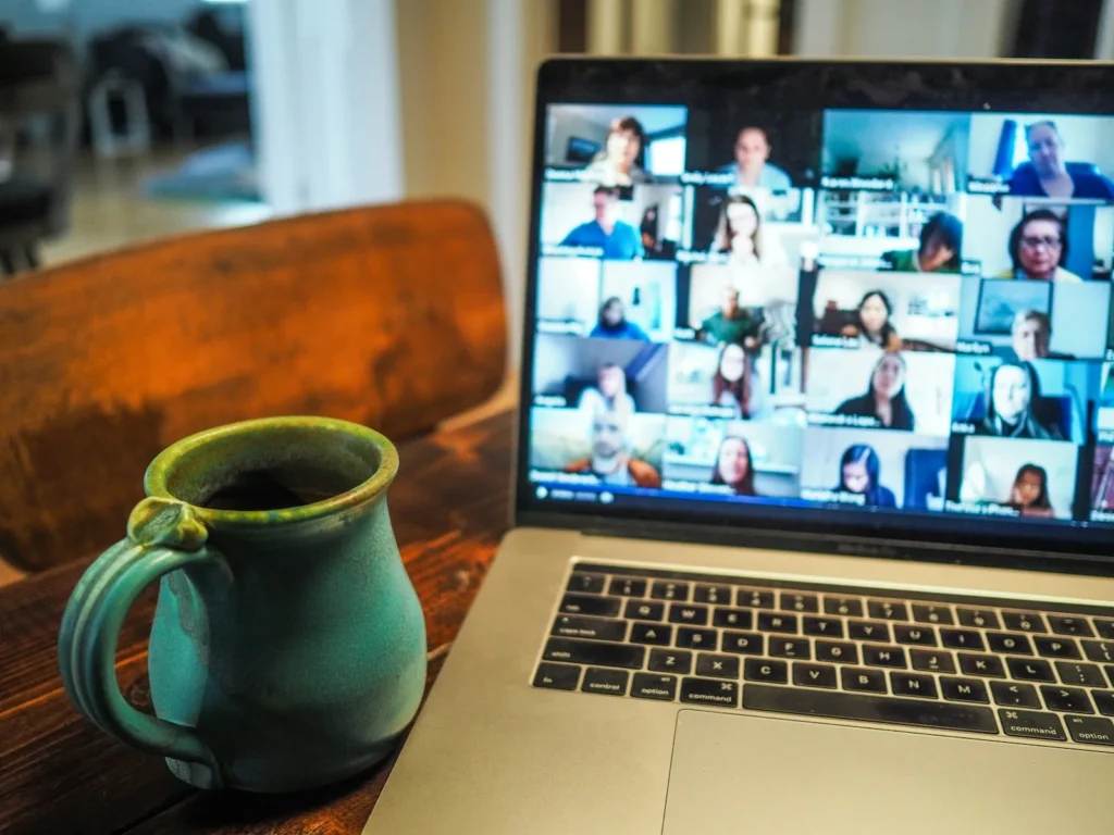 videollamada de trabajo en laptop
