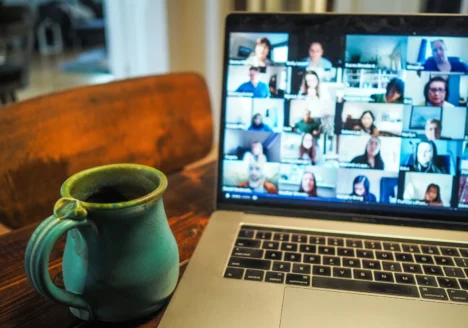 videollamada de trabajo en laptop