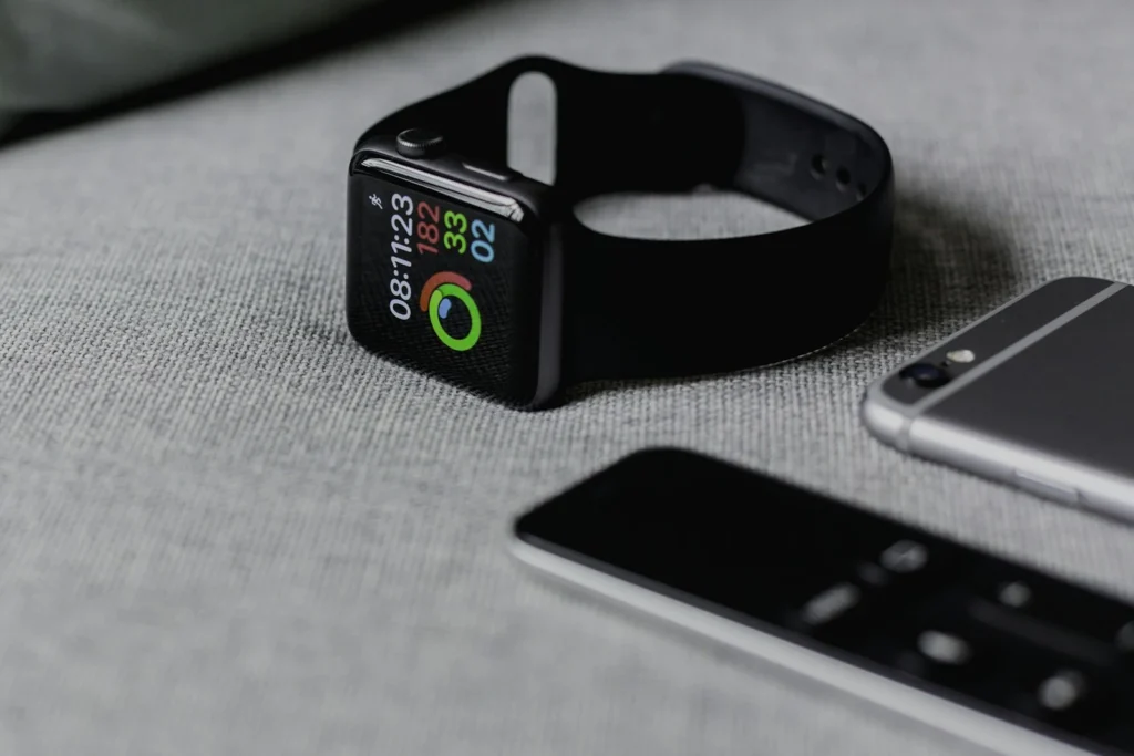 reloj inteligente y teléfono (dispositivos conectados)