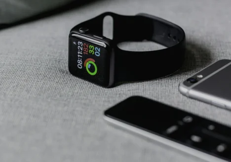 reloj inteligente y teléfono (dispositivos conectados)