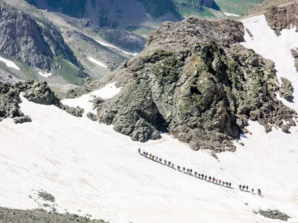 Coaching for Leaders: group climbing a snowy mountain